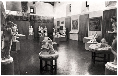 allestimento della mostra dedicata a Lorenzo Bartolini nel 1978