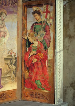 I Santi Caterina d'Alessandria e Stefano, patrono di Prato, adorano la Madonna col Bambino raffigurata al centro del tabernacolo