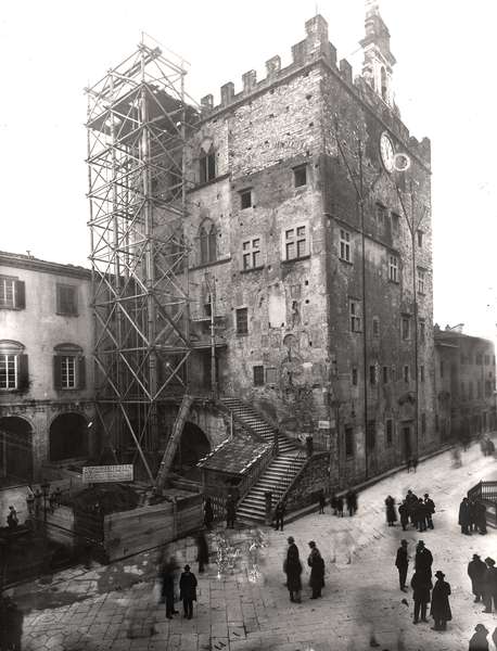 Foto in bianco e nero dell'esterno di Palazzo Pretorio, inizio XX secolo