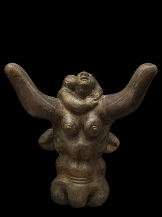Scultura cubista con madre e figlio. La madre ha la testa sollevata con il volto deformato in un grido e le braccia aperte e sollevate. Sulle spalle il figlio accovacciato.