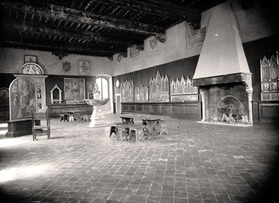 Interno del salone al secondo piano con esposizione polittici del 1912