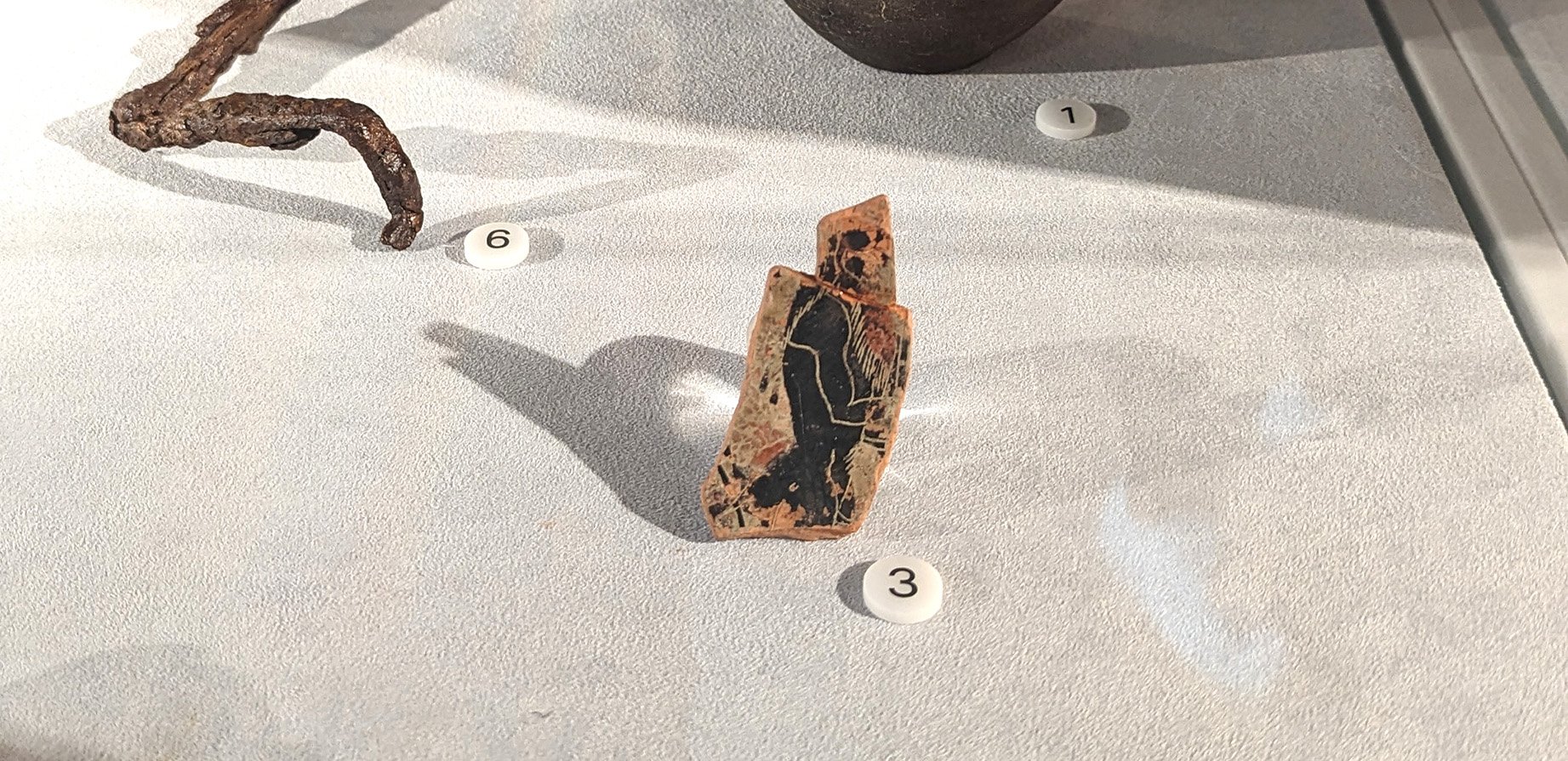 Frammento di vaso in ceramica con un satiro dipinto
