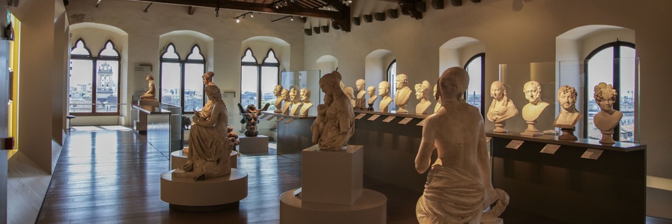 Una sala del museo con statue in esposizione