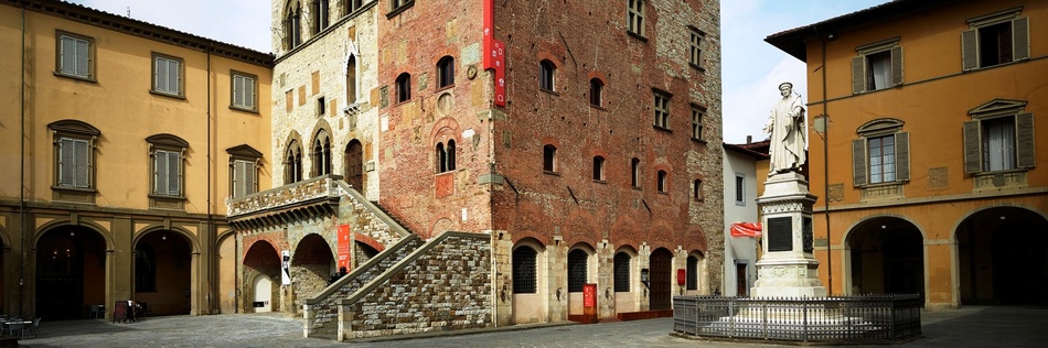 Esterno di Palazzo Pretorio con ingresso del museo e la statua di Datini